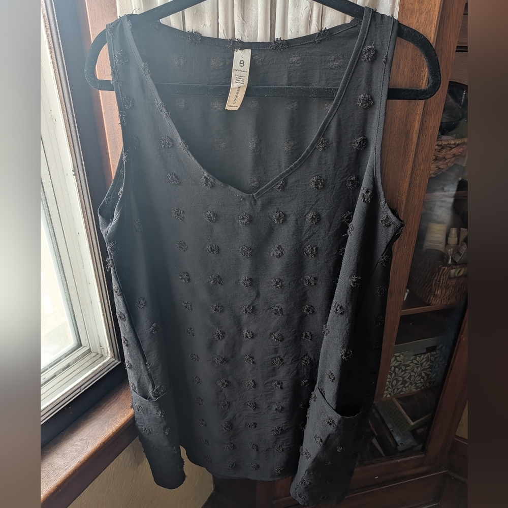 Black Sleeveless V-Neck Shift Dress with Pocket Detail 💛 - Picture 2 of 5